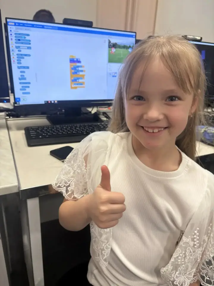 Ребёнок создаёт игру на Scratch на занятии программирования для детей