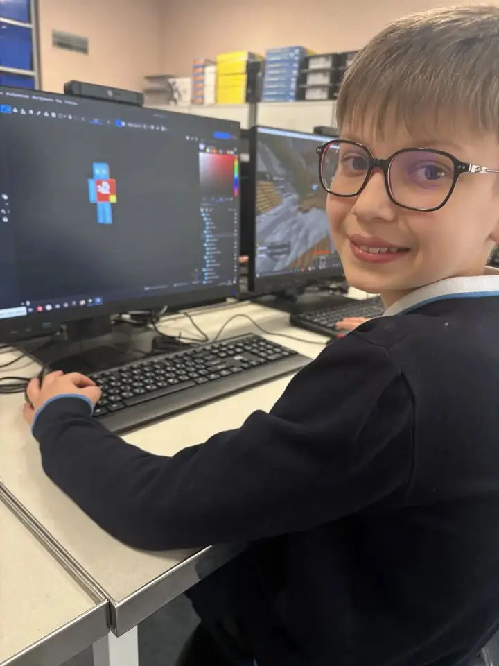 Ученик создаёт 3D-персонажа на занятии по моделированию