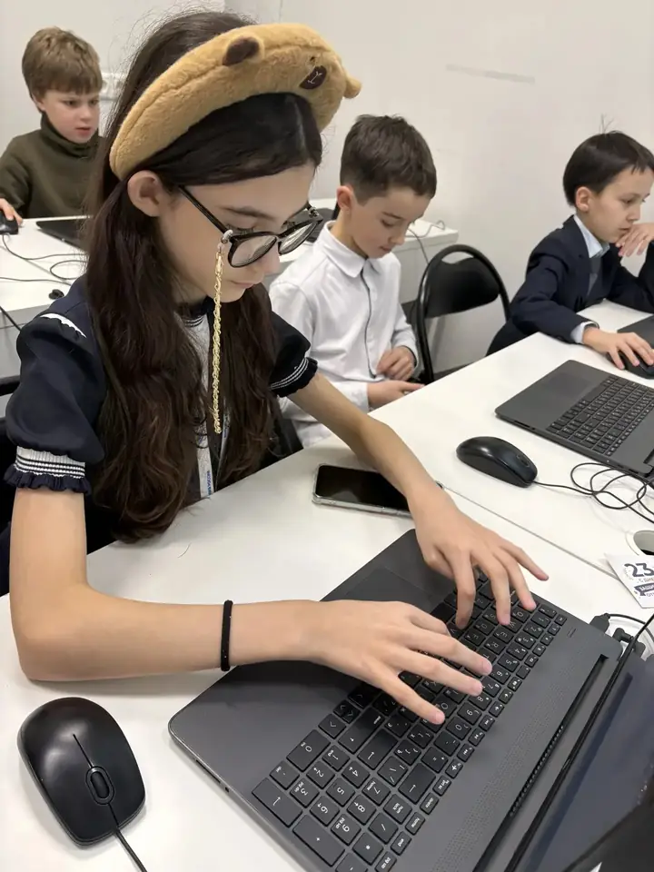 Ученица работает за ноутбуком на практическом IT-занятии